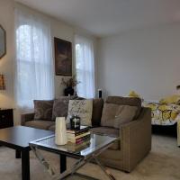 Gorgeous ,stylish and Beautiful Luxury Apartment with stuning Downtown View.Featuring American and French style, hotel a prop de Aeroport de Frederick Municipal - FDK, a Frederick