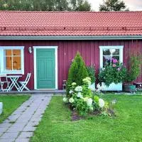 Gårdshus i vacker trädgårdsmiljö med egen parkering, ξενοδοχείο σε Umeå