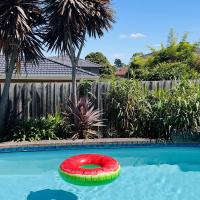 Holiday Villa House with Pool, hotel in Templestowe