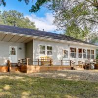 Waterfront Spirit Lake Vacation Rental with Dock!, hotel poblíž Estherville Municipal Airport - EST, Spirit Lake