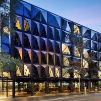 West Hotel Sydney, Curio Collection by Hilton, hotel di Darling Harbour, Sydney