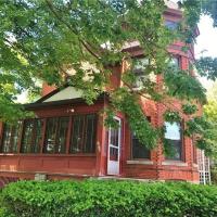 Vintage cute house 5 min from the beautiful Falls!, hotel near Niagara Falls International - IAG, Niagara Falls