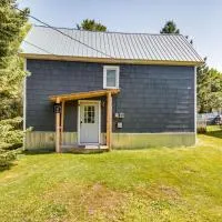 Pet-Friendly Michigan Getaway w/ Porch & Kayaks!、Ontonagonのホテル