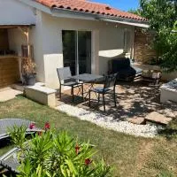 Gite BamBou avec piscine、Saint-Andéol-le-Châteauのホテル