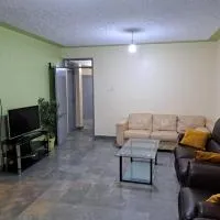 Mfalme House, Ngoingwa Estate, 100 Metres from Thika-Mangu Rd, Close to Thika City Centre - Free Parking, Fast Wi-Fi, Smart TV, 2 Bedrooms Perfect for a Family of 2-4 Members: Thika şehrinde bir otel