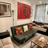 4 Bedroom Terrace house Near Town Center Wellingborough, khách sạn ở Wellingborough