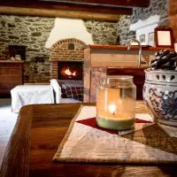 Chalet in pietra e legno con caminetto, hotel i Inverso Pinasca