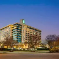 Embassy Suites by Hilton Hampton Convention Center，漢普頓的飯店