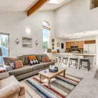 Bright Townhome - 1 Mile to Downtown Cloudcroft, hotel en Cloudcroft
