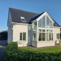 Dovecote Lodge on the 5 star Lough Erne Resort, hotell i Ballycassidy