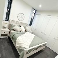 Private ensuite room in a beautiful nature area, hotel din Lane Cove, Sydney