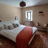 Chambre avec cuisine, vue et piscine privée au cœur du Beaujolais – hotel w mieście Blacé
