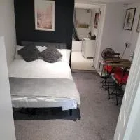 Hidden Treasure-Netflix and Wi-Fi-Basement flat, hotel em Gillingham