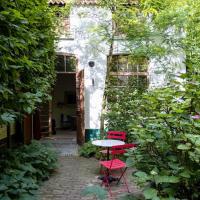 Carriage House in quiet ecological garden, hotel in: Universiteitsbuurt, Antwerpen