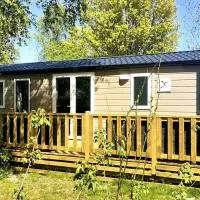Modern holiday Chalet on lake side holiday park、ラウエルウオーフのホテル