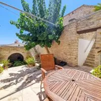 Traditional Village Pool Paradise Family Apartment, hotel i Skarinou