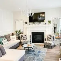 Inspired Stay close to Niagara *4B & 2King Beds*, hotel in Thorold
