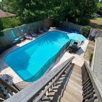 Pelican Nest-Heated Pool Jacuzzi Tub Pvt Balcony, hotel near Pensacola Regional Airport - PNS, Pensacola