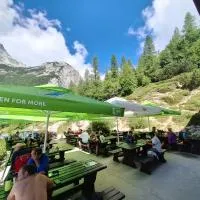 Tičarjev Dom at Vrsic pass, hotel en Soča