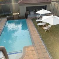 REALJOY GUEST SUITES, hotel di The Reeds, Centurion