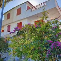 A Vacation House 60 m. To Seashore, hotel in Kuşadası