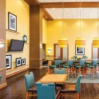 Hampton Inn & Suites Chesapeake-Square Mall, khách sạn ở Chesapeake