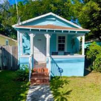 Key West Style Historic Home in Coconut Grove Florida, The Blue House: bir Miami, Coconut Grove oteli