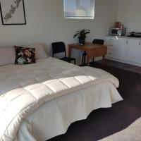 Studios On Carroll - ex Ferry Hotel, hotel near Wairoa Airport - WIR, Wairoa