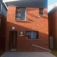 Luxury Suites at The Square Duplex Townhouse, hotel u gradu 'Springfield'