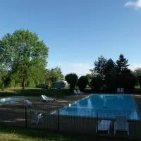 Camping de la Croix d'Arles, hotel en Bourg