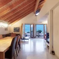 HeidiHoliday-Jenins Grand Maisonette-Attika mit Office & Relax-Bereich, Aussenparkplatz & Garage, geschützte Sonnen-Panoramaterrasse, Aufgewertet 2024, hotel em Jenins