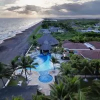 Hotel Cayman Suites, מלון במונטריקו