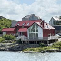 Unique holiday home 10 meters from the water at Lilla Fjellsholmen