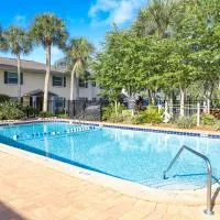 Sunnyside Palms - 2BR, Poolside, 5 min to Beach, hotelli kohteessa Largo
