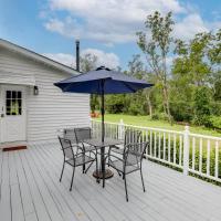 Pennington Home with Deck about 9 Mi to Princeton!, hotel poblíž Trenton-Mercer Airport - TTN, Pennington
