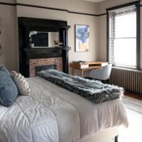 Updated 3 bedroom unit with balcony!, хотел близо до Летище Cape Girardeau Regional - CGI, Кейп Джирардо