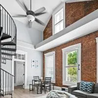 Main Street Apartment For up to 8 guests!, Hotel in Saint Charles