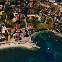HOUSE-APARTMENTS ELA -MIRCA- FAMILY HOLIDAY, hotel din Mirce