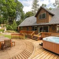 Sequoia Retreat- Spacious Cabin, Hot tub, & Sundeck, khách sạn ở Ponderosa
