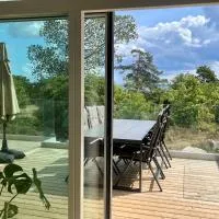 Nybygget hus i Svaneke tæt på klipper, skov og hav, hôtel à Svaneke