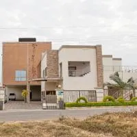 The Crest Lodge Limited, מלון בלוסקה