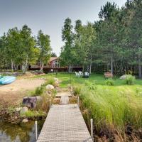 White Swan Lake Home with Decks and Private Beach!, Chisholm-Hibbing-flugvöllur - HIB, Bigfork, hótel í nágrenninu