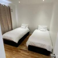 Twin/King private bedrooms in beautiful homestay with private parking