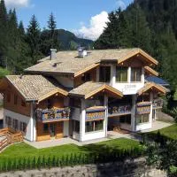 Color Home Suite Apartments, hotel a Predazzo
