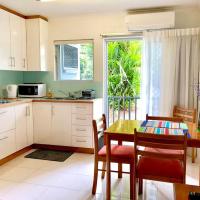 Coastal Living near Shops and Botanical Gardens, hotel near Cairns Airport - CNS, Edge Hill