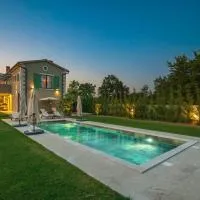 Villa Linnelle seaview- Rovinj, heated pool, хотел в Burići