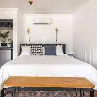 Downtown Studio 2 at Beer Ranch Project Inn, hotel en Wimberley