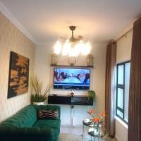 Elegant Airbnb, hotel near Wonderboom Airport - PRY, Pretoria