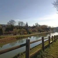 Gîte Le 16, Sous Les Trémières, Hotel in Fleurey-sur-Ouche