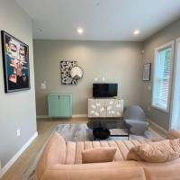 New Modern Theee-room Duplex-2791, hotel sa Hastings, Vancouver